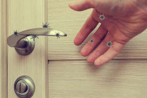 Колко дълго оцелява коронавирусът върху повърхностите?