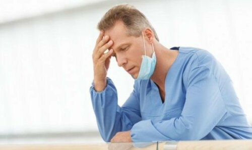 Здравните ни работници са уморени в тежката криза с коронавируса.