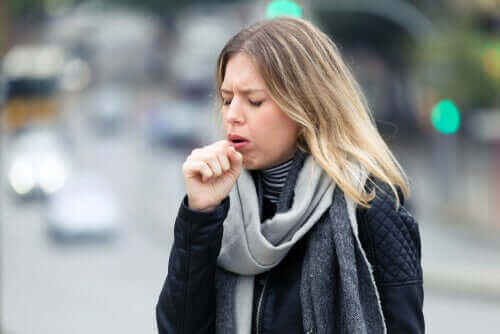 Коронавирусът заразява клетките; снимка на млада руса жена с кашлица