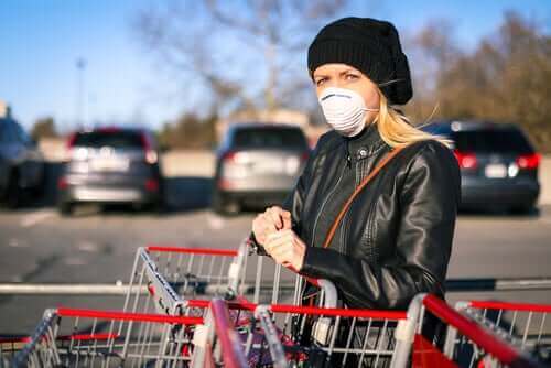 Снимка на жена с маска при пазаруване