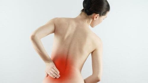 Жена, с болка в долната част на гърба