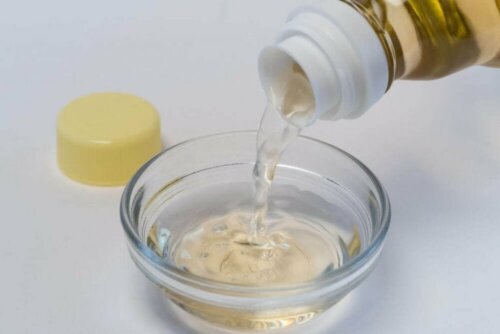 Сол и оцет в стъклена купичка