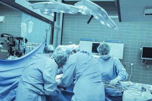 Хирурзи в операционна зала