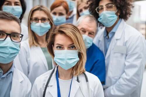 Защо толкова много здравни работници са инфектирани с коронавирус