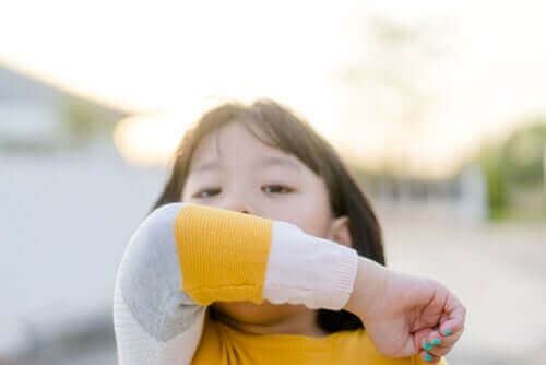 Коронавирусът при децата: момиче кашля