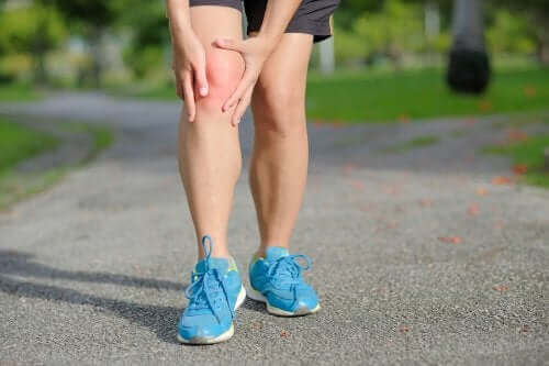 Остеоартрит на коляното: мъж се държи за коляното