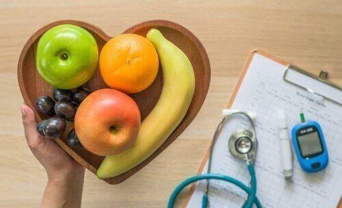 Как да подобрите диетата си: плодове в чиния, слушалка и лист