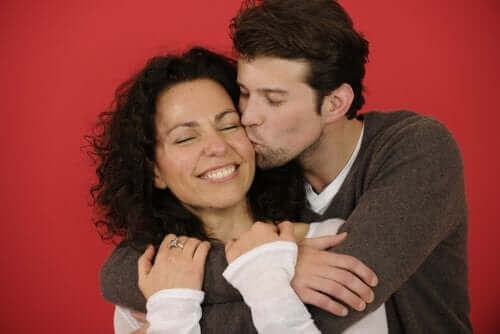 Мъж и жена се прегръщат