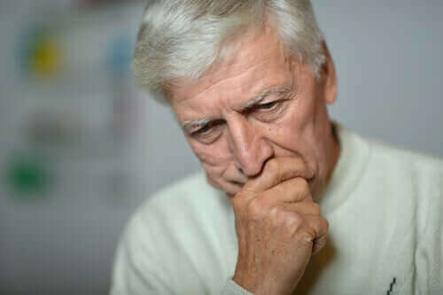 Препоръки за по-възрастните граждани: разтревожен възрастен мъж