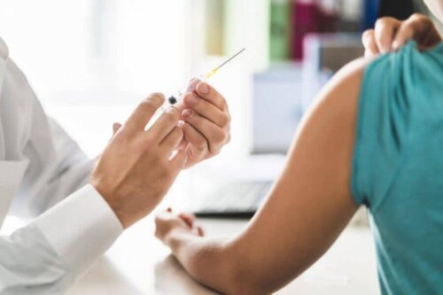 Разработването на ваксина: един лекар поставя ваксина на пациент