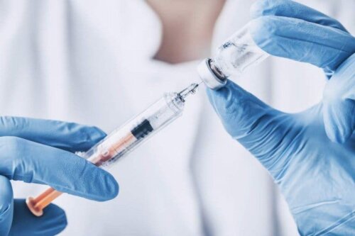 Изтегляне на ваксина от флакон с лекарство