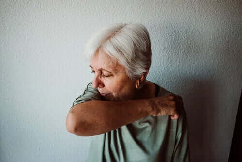 Нивата на смъртност от коронавируса: снимка на възрастна жена