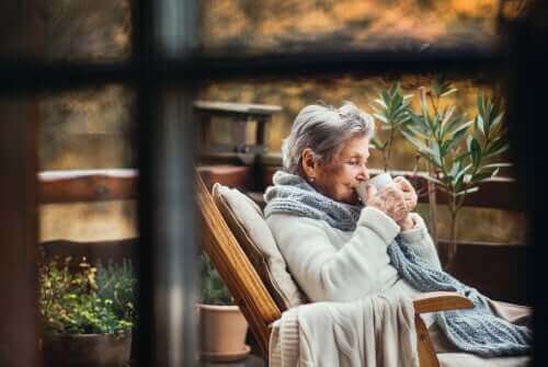 Съвети за по-възрастните хора: възрастна дама седи в кресло и пие чай