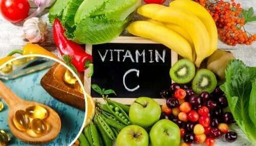 Редовният прием на витамин С е важен за здравето в борбата срещу коронавируса.