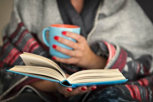 Една жена чете книга