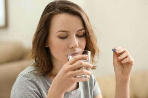 Никотиновата зависимост: жена пие лекарство