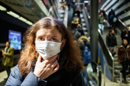Как да не докосвате лицето: жена с маска на лицето