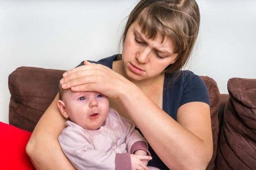 Бебе с температура и една жена, най-вероятно майката