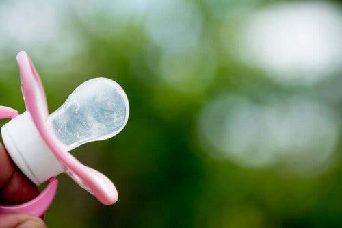 Биберон в близък план