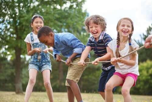 Съвместната игра при децата: 4 деца играят с въже