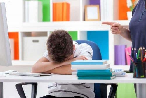 Педиатрични нарушения на съня: дете спи в час в училище
