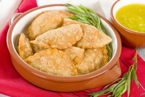 Вкусни емпанади в голяма чиния