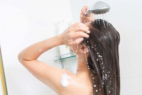 Горещият душ помага за засилване на кръвообращението.