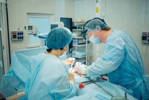 Снимка на хирурзи, които правят операция