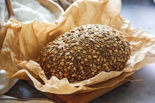 Хляб със семена в чиния
