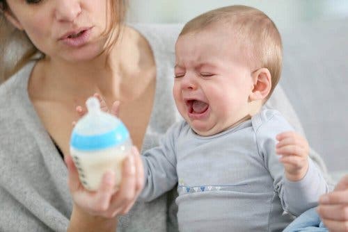 Гастроентерит при бебетата: майка и плачещо бебе