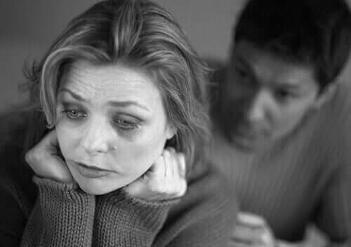 Снимка на мъж и жена, които изглеждат разстроени