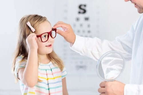 Момиче с очила на преглед при лекар