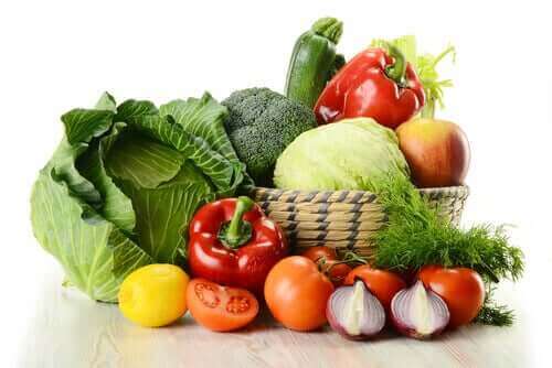 Плодове и зеленчуци в голяма чиния