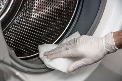 Лошата миризма по дрехите: жена почиства пералнята