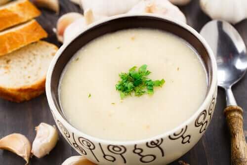 Супа с чесън: снимка на супа с чесън в купа
