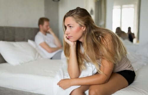 Психичното здраве и аноргазмията: една двойка мъж и жена, в леглото, но разделени един от друг