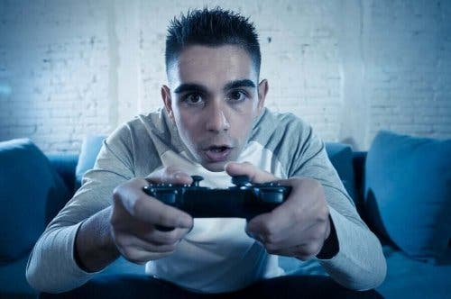 Видео игрите: едно момче играе с ентусиазъм