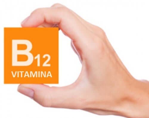 Една ръка държи кутия с надпис "Витамин Б12''