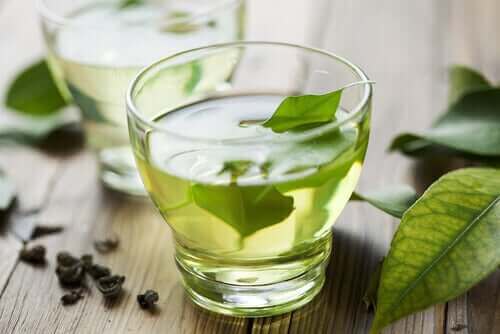 Облекчаване на лошото храносмилане: снимка на зелен чай в чаша