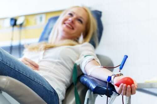Жена, дарява кръв в болница