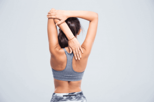 Снимка на жена в гръб и прави стречинг упражнения