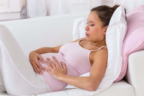Родилните контракции: жена с контракции