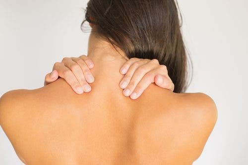 Синдромът на смъкнатото рамо: жена с такива рамене