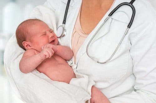Лекарка държи бебе