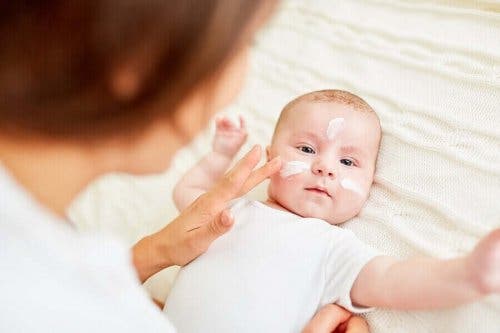 Бебенце с крем по лицето