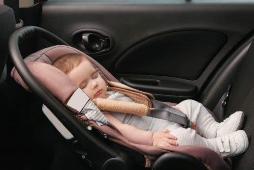 Снимка на бебе в кола в столче