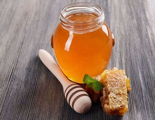 Бурканче мед на маса