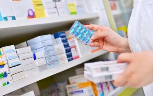Системата за проверка на лекарствата: една жена гледа надписа на опаковката на едно лекарство