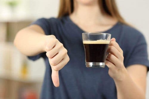 Кофеинът засилва симптомите на основния тремор.