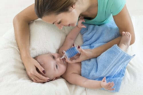 Три начина за промивка на носа при бебетата